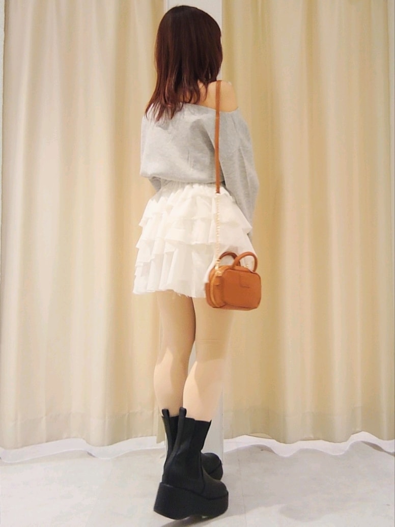 「ナイスクラップ、nice claup、one after another NICE CLAUP、骨格ウェーブ、イエベ春、低身長、152cm、モノトーン、お出かけコーデ、デートコーデ、ショルダーバッグ、ミニスカート、ワンショルダー、スウェット、春服」|「one after another NICE CLAUPのリボン付きワンショルトップス(Tシャツ/カットソー、グレー系)」を使った、ばらさん(レディース・152cm)の冬コーディネートの6枚目の写真