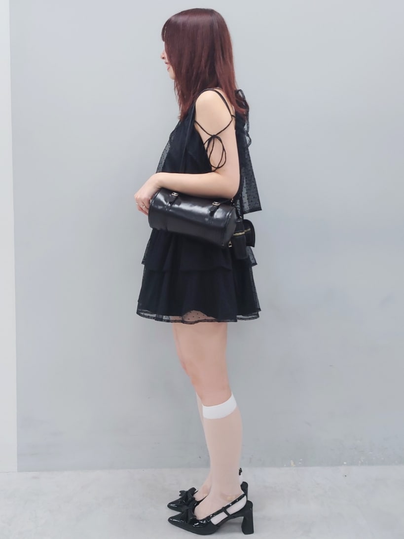 「ナイスクラップ、NICECLAUP、one after another NICE CLAUP、骨格ウェーブ、イエベ春、低身長、152cm、ワンピース、韓国ファッション、休日スタイル、デートコーデ、お出かけコーデ、モノトーン、ガーリー、ブラック」｜「one after another NICE CLAUPの【Black collection】アメスリミニワンピース（ワンピース、ブラック系）」を使った、ばらさん（骨格ウェーブ・レディース・152cm）の春コーディネートの5枚目の写真