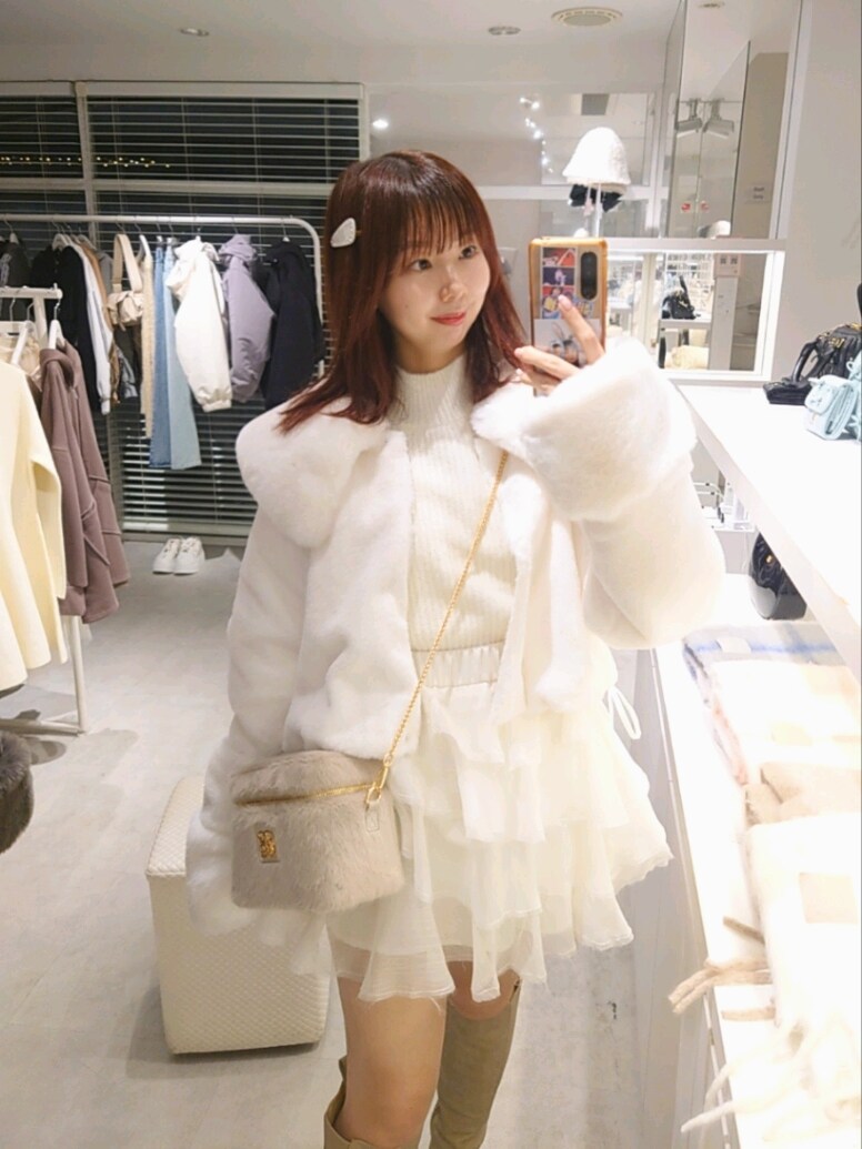 「ナイスクラップ、nice claup、one after another NICE CLAUP、骨格ウェーブ、イエベ春、低身長、152cm、淡色コーデ、冬コーデ、お出かけコーデ、冬アウター、韓国ファッション、ブーツ、ニット、ワントーンコーデ」｜「one after another NICE CLAUPのフェイクファーブルゾン（ブルゾン、ホワイト系）」を使った、ばらさん（レディース・152cm）の秋コーディネートの2枚目の写真