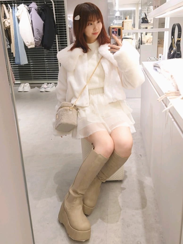 「ナイスクラップ、nice claup、one after another NICE CLAUP、骨格ウェーブ、イエベ春、低身長、152cm、淡色コーデ、冬コーデ、お出かけコーデ、冬アウター、韓国ファッション、ブーツ、ニット、ワントーンコーデ」｜「one after another NICE CLAUPのフェイクファーブルゾン（ブルゾン、ホワイト系）」を使った、ばらさん（レディース・152cm）の秋コーディネートの3枚目の写真