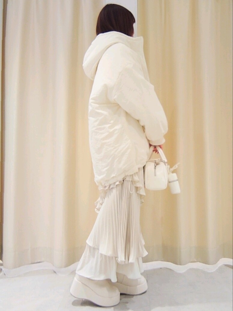 「ナイスクラップ、nice claup、one after another NICE CLAUP、骨格ウェーブ、イエベ春、低身長、152cm、冬アウター、淡色コーデ、ダウンジャケット、お出かけコーデ、冬コーデ、デートコーデ、ホワイトコーデ、ロングスカート」｜「one after another NICE CLAUPのモンスターパーカーオーバーサイズブルゾン（ブルゾン、ホワイト系）」を使った、ばらさん（レディース・152cm）の冬コーディネートの4枚目の写真