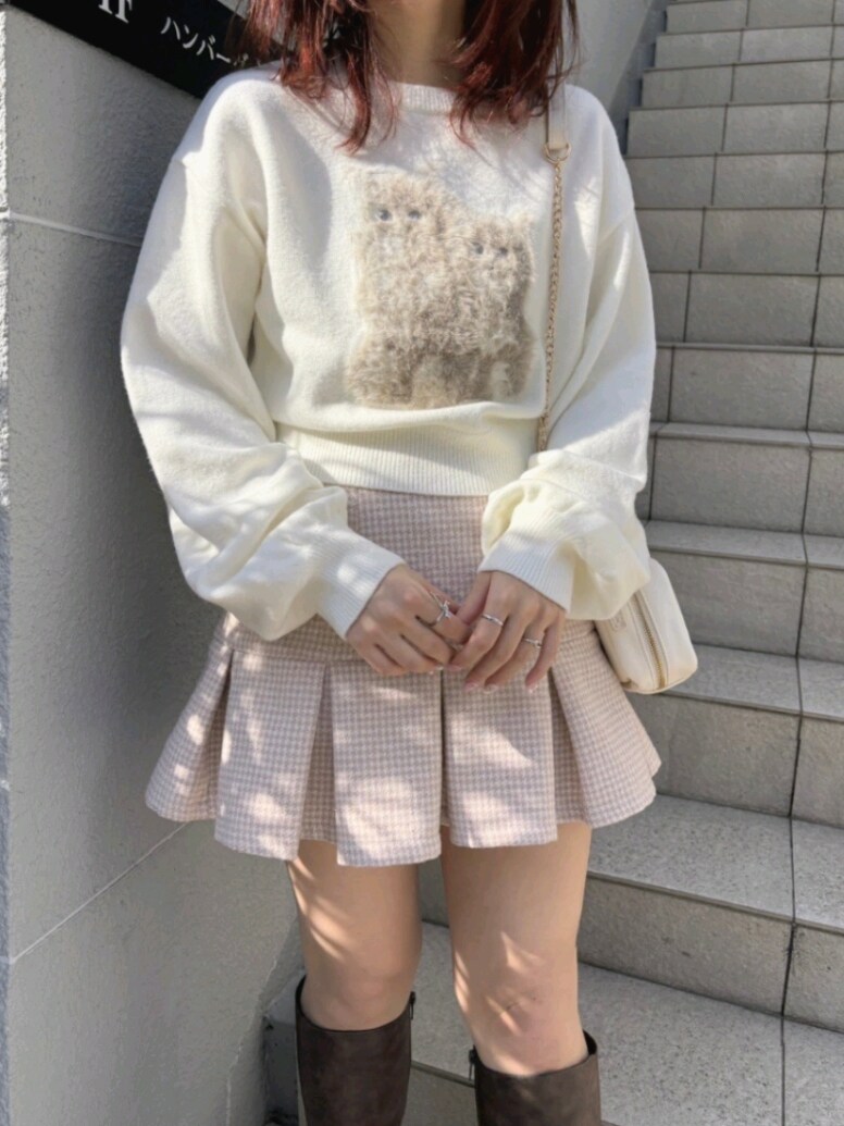「ナイスクラップ、nice claup、one after another NICE CLAUP、骨格ウェーブ、イエベ春、低身長、152cm、冬コーデ、ブーツ、ニット、テーマパークコーデ、休日スタイル、淡色コーデ、ガーリー、ミニスカート」｜「one after another NICE CLAUPのアソートニットプルオーバー（ニット/セーター、ホワイト系）」を使った、ばらさん（レディース・152cm）の冬コーディネートの2枚目の写真