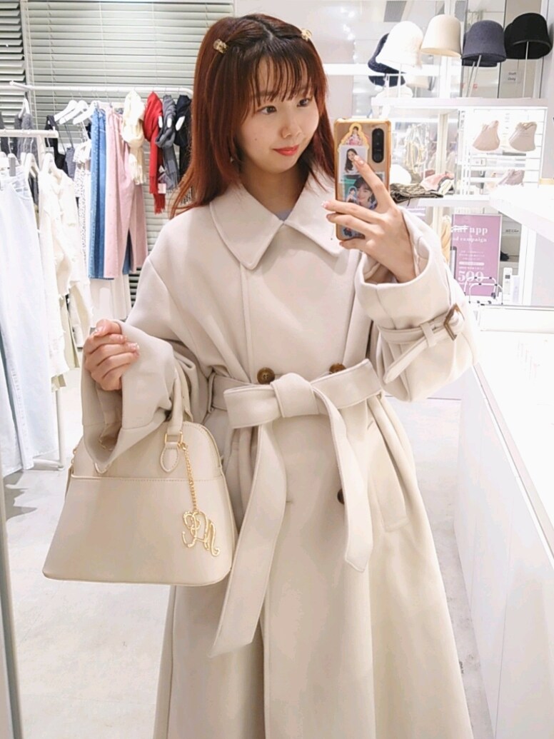 ホワイト系のジャケット/アウター、ホワイト系のハンドバッグ、ホワイト系のブーツを着用したレディースの冬コーディネートの4枚目の写真