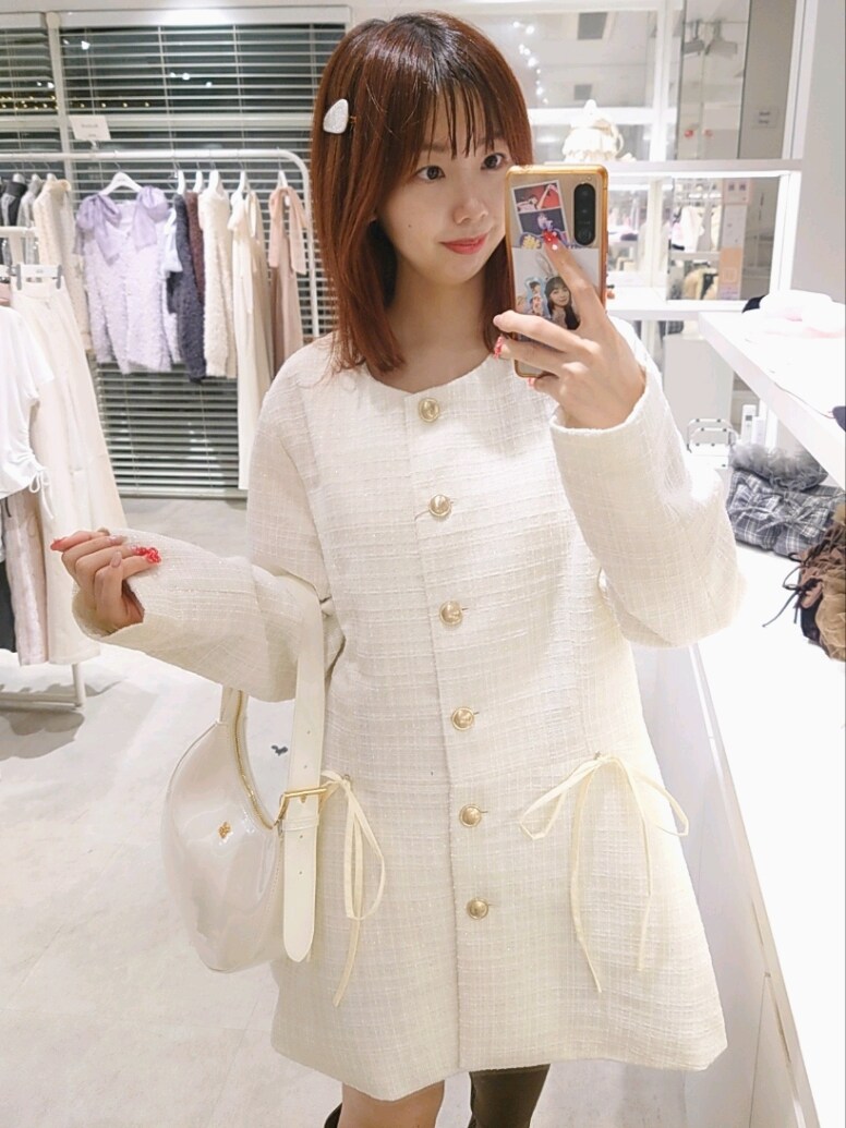 「ナイスクラップ、nice claup、one after another NICE CLAUP、骨格ウェーブ、イエベ春、低身長、152cm、モノトーン、厚底シューズ、ブーツ、デートコーデ、ショルダーバッグ、淡色コーデ、テーマパークコーデ、お出かけコーデ」｜「one after another NICE CLAUPの【premium order】ファーティペットリボンワンピースコート（ノーカラーコート、ホワイト系）」を使った、ばらさん（レディース・152cm）の秋コーディネートの3枚目の写真