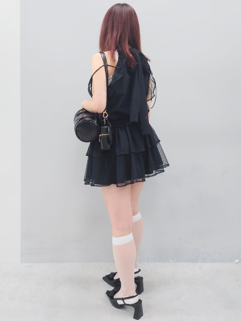 「ナイスクラップ、NICECLAUP、one after another NICE CLAUP、骨格ウェーブ、イエベ春、低身長、152cm、ワンピース、韓国ファッション、休日スタイル、デートコーデ、お出かけコーデ、モノトーン、ガーリー、ブラック」｜「one after another NICE CLAUPの【Black collection】アメスリミニワンピース（ワンピース、ブラック系）」を使った、ばらさん（骨格ウェーブ・レディース・152cm）の春コーディネートの2枚目の写真