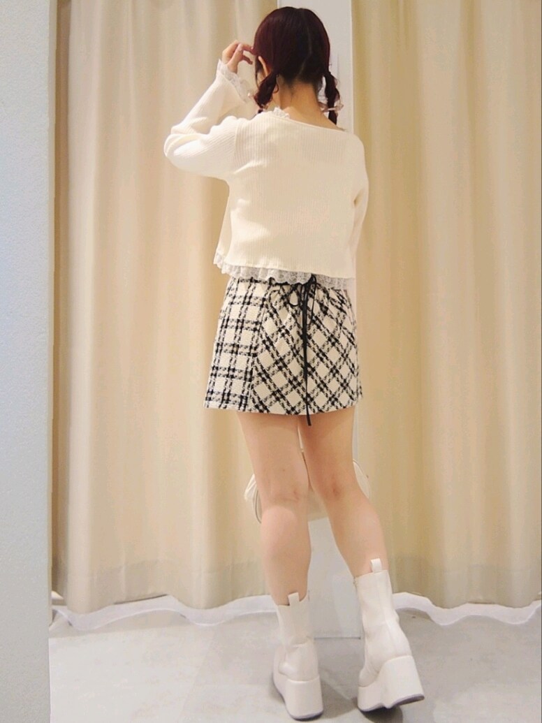 「ナイスクラップ、nice claup、one after another NICE CLAUP、骨格ウェーブ、イエベ春、低身長、152cm、チェック、カーディガン、テーマパークコーデ、お出かけコーデ、秋コーデ、モノトーン、ブーツ、淡色コーデ」|「one after another NICE CLAUPのレースボレロカーディガン(カーディガン/ボレロ、ホワイト系)」を使った、ばらさん(レディース・152cm)の秋コーディネートの6枚目の写真