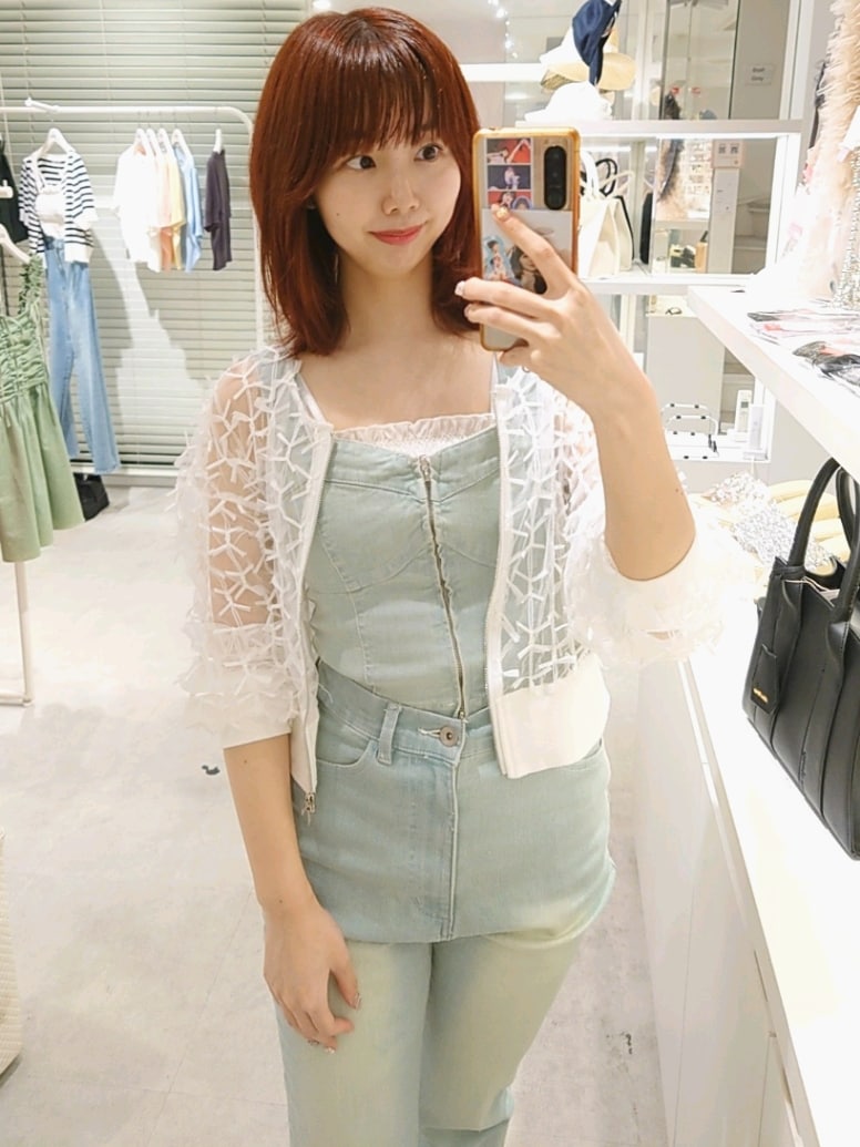 ホワイト系のブルゾン、ブルー系のサロペット/オーバーオール、ゴールド系のサンダルを着用したレディースの夏コーディネートの2枚目の写真