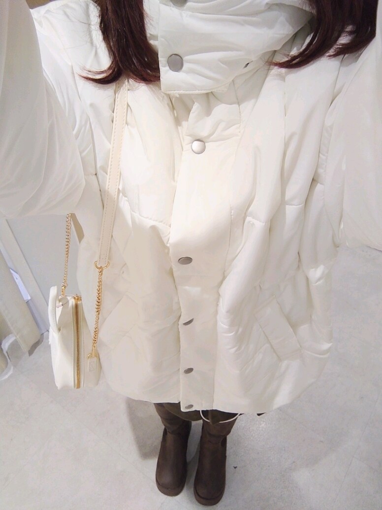 「ナイスクラップ、nice claup、one after another NICE CLAUP、骨格ウェーブ、イエベ春、低身長、152cm、淡色コーデ、冬コーデ、お出かけコーデ、冬アウター、韓国ファッション、ダウンジャケット、ブーツ、ボストンバッグ」|「one after another NICE CLAUPのウェストマークミドルフェイクダウンジャケット(ダウンジャケット/コート、ホワイト系)」を使った、ばらさん(レディース・152cm)の秋コーディネートの3枚目の写真