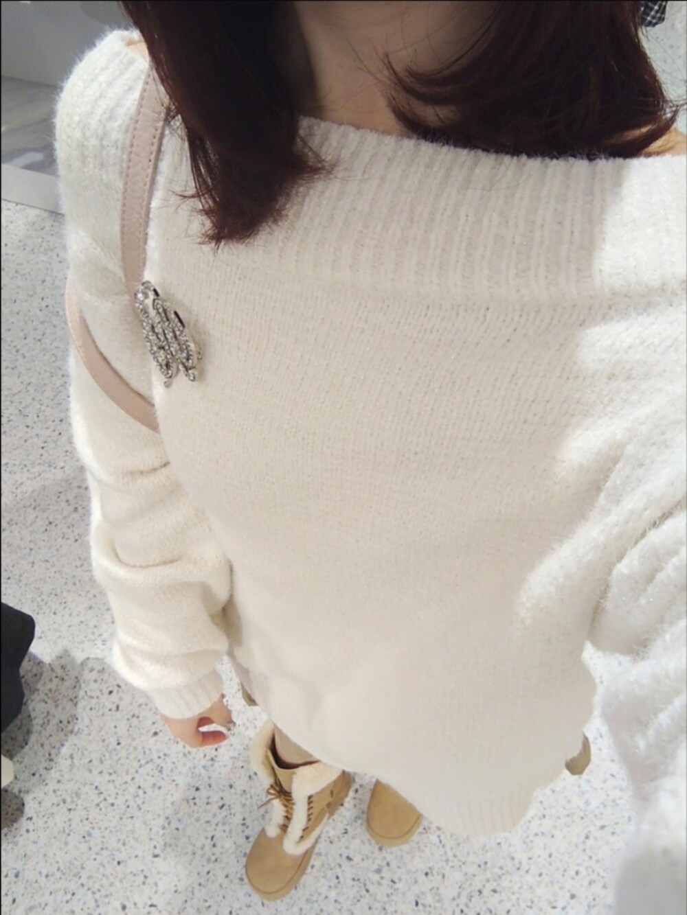 ホワイト系のその他アウター、ホワイト系のニット/セーター、ピンク系のボストンバッグを着用したレディースの冬コーディネートの2枚目の写真