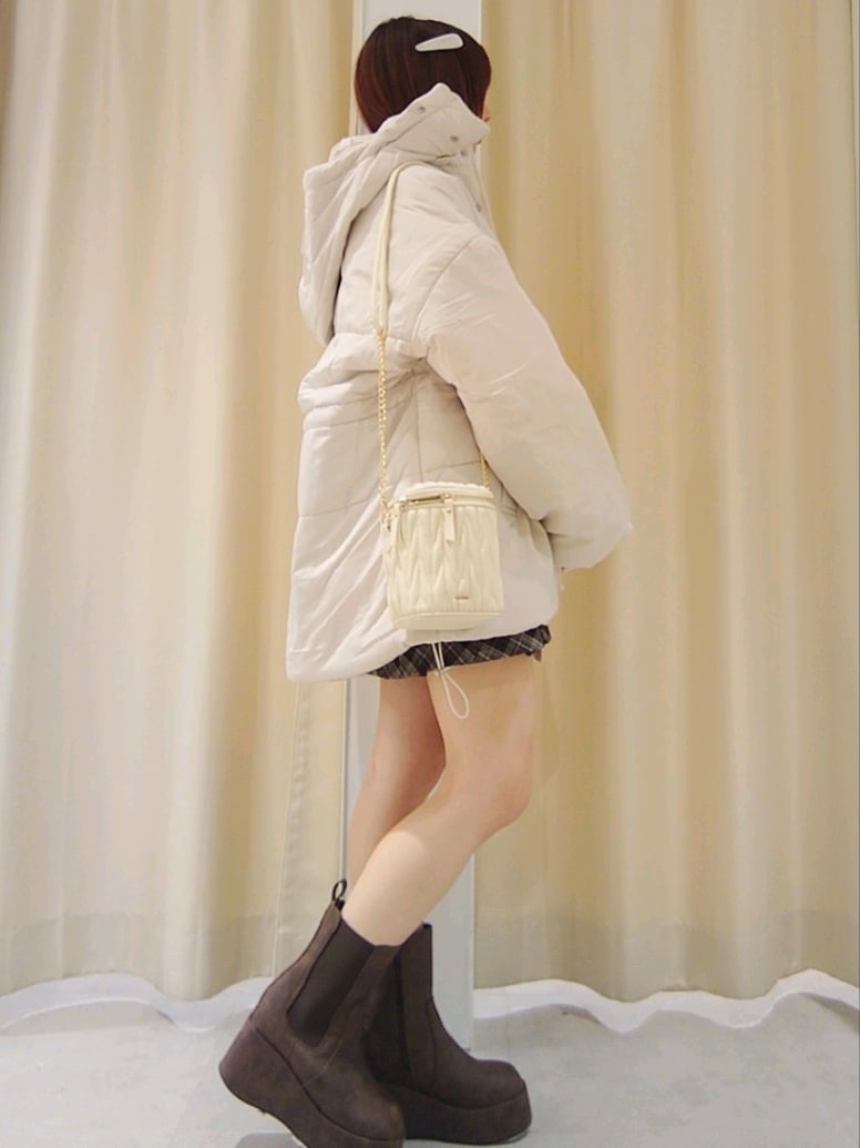 「ナイスクラップ、nice claup、one after another NICE CLAUP、骨格ウェーブ、イエベ春、低身長、152cm、ダウンジャケット、冬コーデ、チェック、お出かけコーデ、冬アウター、韓国ファッション、ブーツ、テーマパークコーデ」｜「one after another NICE CLAUPのウェストマークミドルフェイクダウンジャケット（ダウンジャケット/コート、ベージュ系）」を使った、ばらさん（レディース・152cm）の秋コーディネートの3枚目の写真
