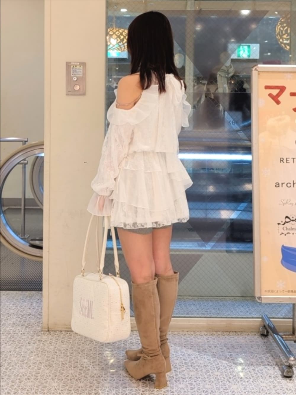 ホワイト系のシャツ/ブラウス、ホワイト系のボストンバッグ、ベージュ系のブーツを着用したレディースの冬コーディネートの4枚目の写真