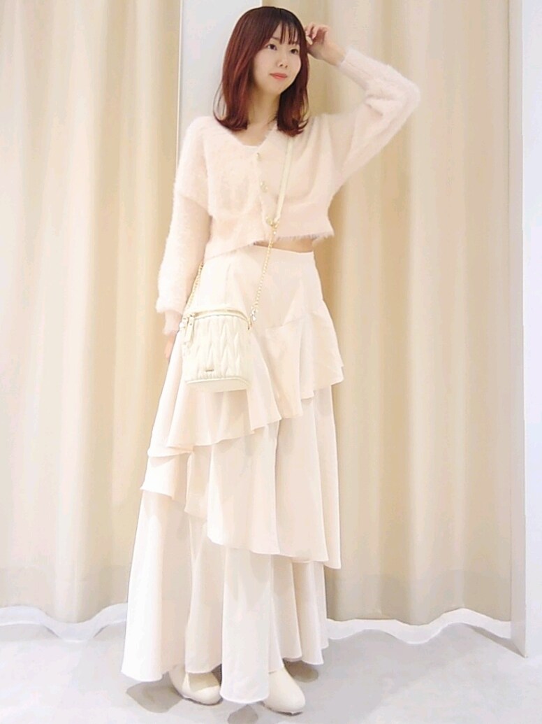 「ナイスクラップ、nice claup、one after another NICE CLAUP、骨格ウェーブ、イエベ春、低身長、152cm、お出かけコーデ、韓国ファッション、テーマパークコーデ、クリスマスに着たい服、ロングスカート、マイベストコーデ2024、冬コーデ、休日スタイル」|「one after another NICE CLAUPのゴールドボタンフェザーショートカーディガン(カーディガン/ボレロ、ピンク系)」を使った、ばらさん(レディース・152cm)の冬コーディネートの3枚目の写真