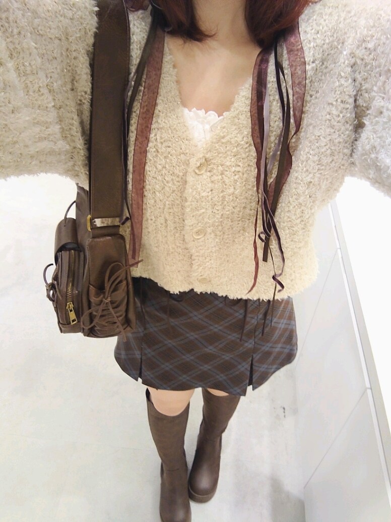 ベージュ系のカーディガン/ボレロ、ブラウン系のショルダーバッグ、ブラウン系のスカートを着用したレディースの秋コーディネートの3枚目の写真