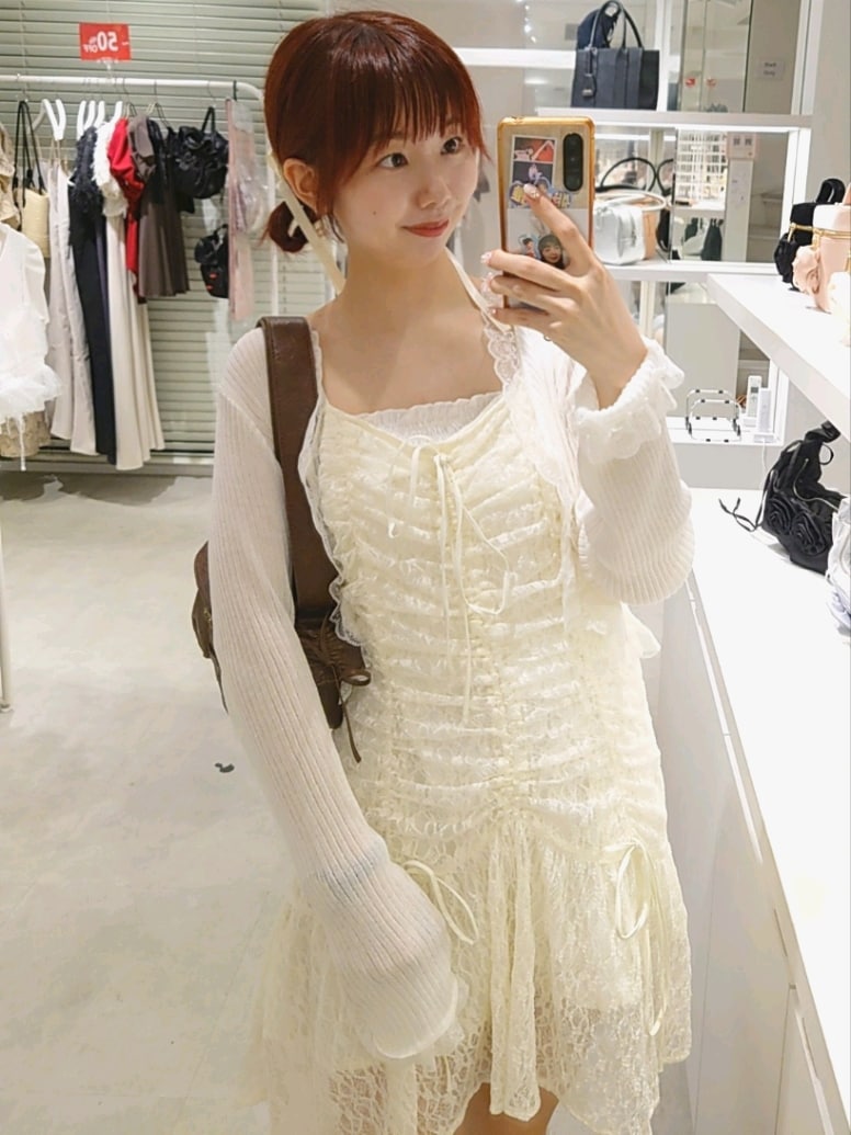 ホワイト系のカーディガン/ボレロ、ホワイト系のワンピース、ブラウン系のショルダーバッグを着用したレディースの夏コーディネートの2枚目の写真