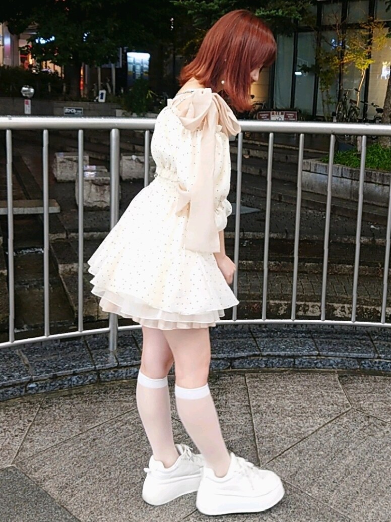ホワイト系のシャツ/ブラウス、ホワイト系のショルダーバッグ、ホワイト系のスニーカーを着用したレディースの夏コーディネートの3枚目の写真