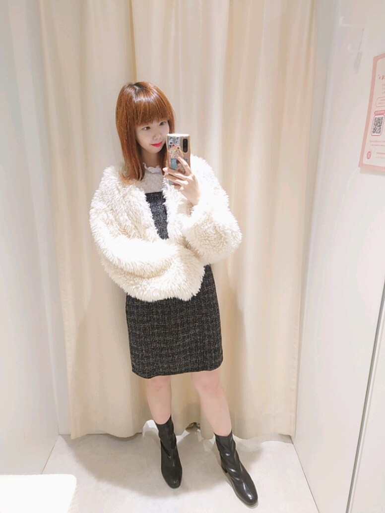 「ナイスクラップ、nice claup、one after another NICE CLAUP、骨格ウェーブ、イエベ春、ブルベ夏、低身長、低身長コーデ、152cm、モノトーン、秋コーデ、Coming soon...、韓国ファッション、ミニワンピ、ファーコート」|「one after another NICE CLAUPの華やかさと温かさが叶う。マフラーセットチベットファーコート(その他アウター、ホワイト系)」を使った、ばらさん(レディース・152cm)の秋コーディネートの2枚目の写真