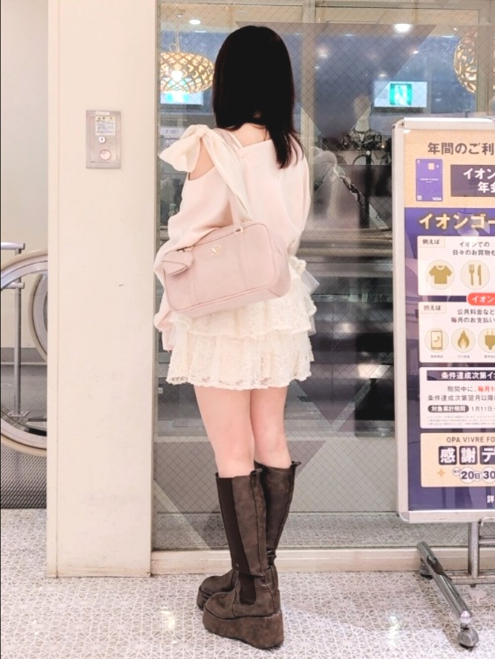 ピンク系のTシャツ/カットソー、ホワイト系のスカート、ピンク系のボストンバッグを着用したレディースの冬コーディネートの3枚目の写真
