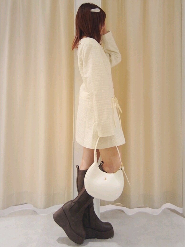 「ナイスクラップ、nice claup、one after another NICE CLAUP、骨格ウェーブ、イエベ春、低身長、152cm、モノトーン、厚底シューズ、ブーツ、デートコーデ、ショルダーバッグ、淡色コーデ、テーマパークコーデ、お出かけコーデ」｜「one after another NICE CLAUPの【premium order】ファーティペットリボンワンピースコート（ノーカラーコート、ホワイト系）」を使った、ばらさん（レディース・152cm）の秋コーディネートの4枚目の写真
