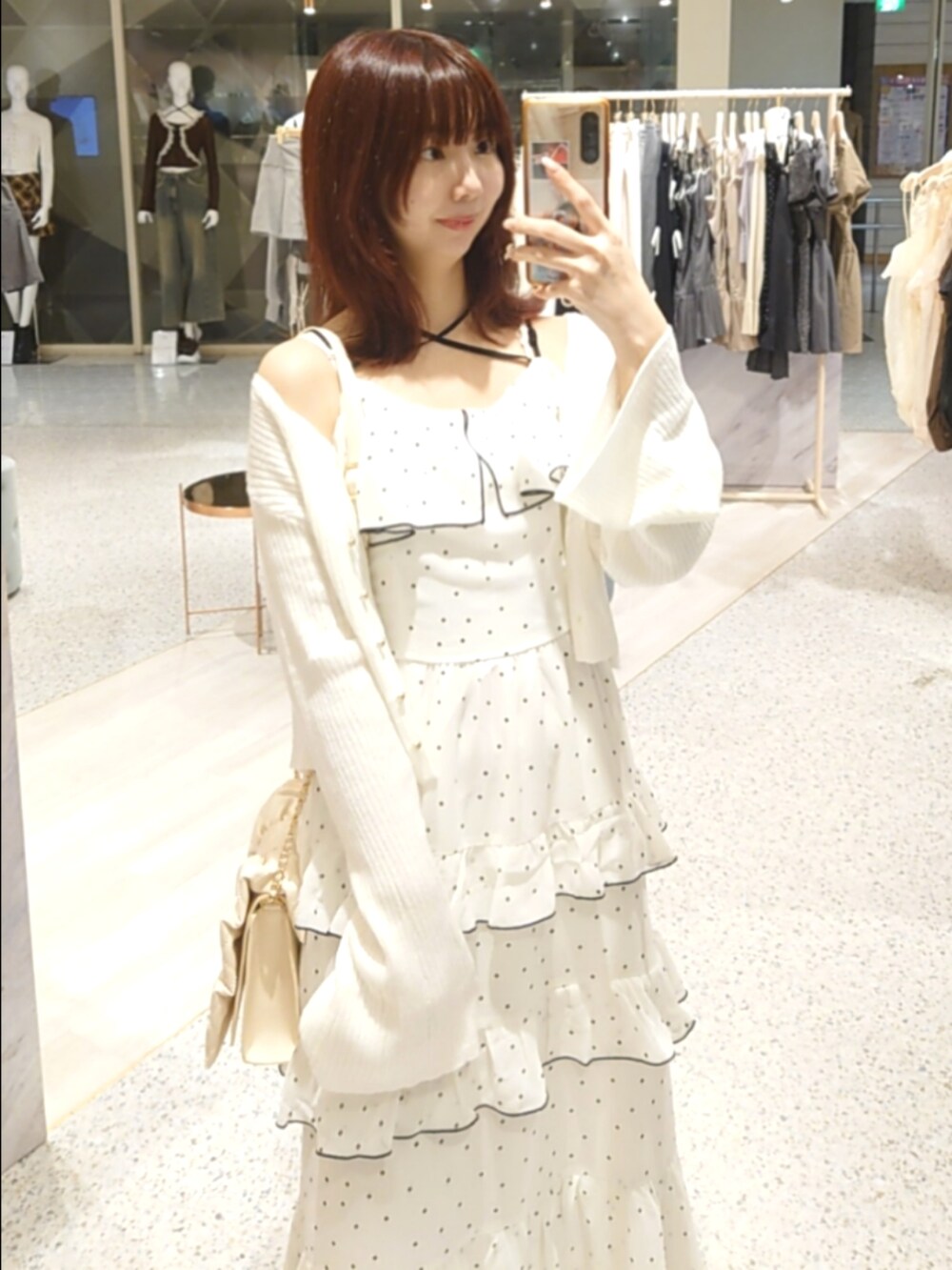 ホワイト系のカーディガン/ボレロ、その他のワンピース、ホワイト系のショルダーバッグを着用したレディースの秋コーディネートの2枚目の写真