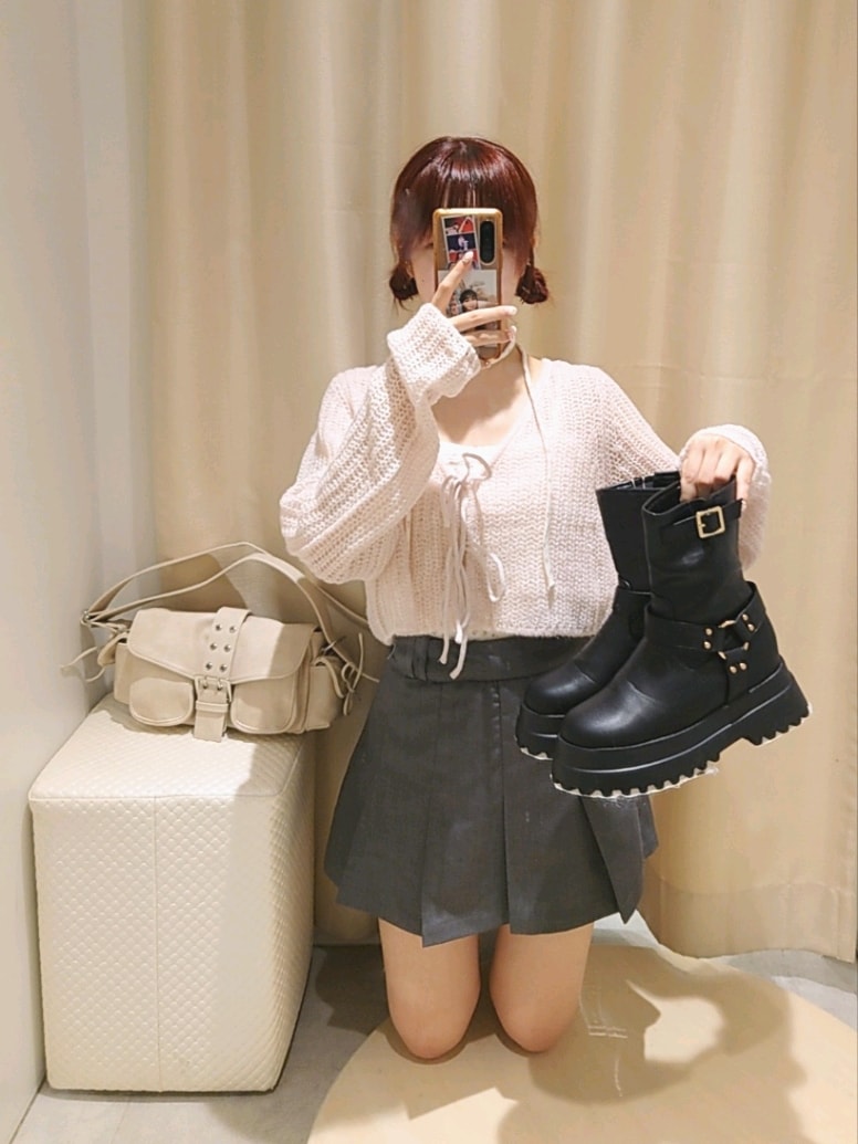 ピンク系のTシャツ/カットソー、ホワイト系のショルダーバッグ、グレー系のスカートを着用したレディースの夏コーディネートの3枚目の写真