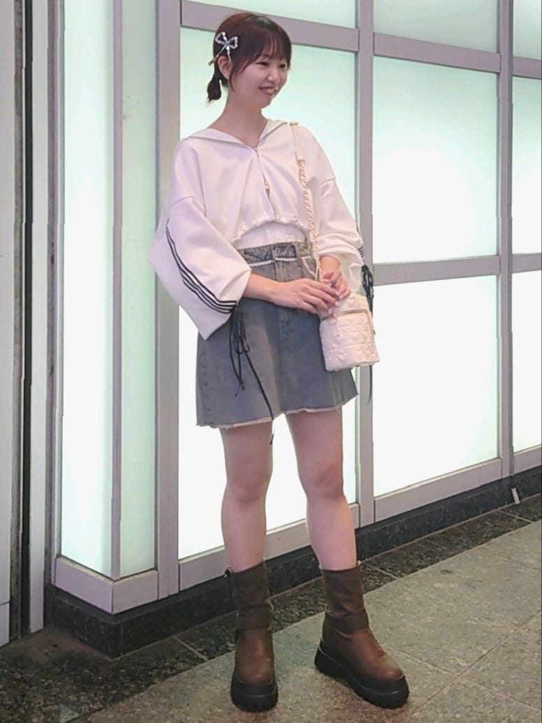 ホワイト系のパーカー、ホワイト系のキャミソール、ブルー系のスカートを着用したレディースの秋コーディネートの2枚目の写真