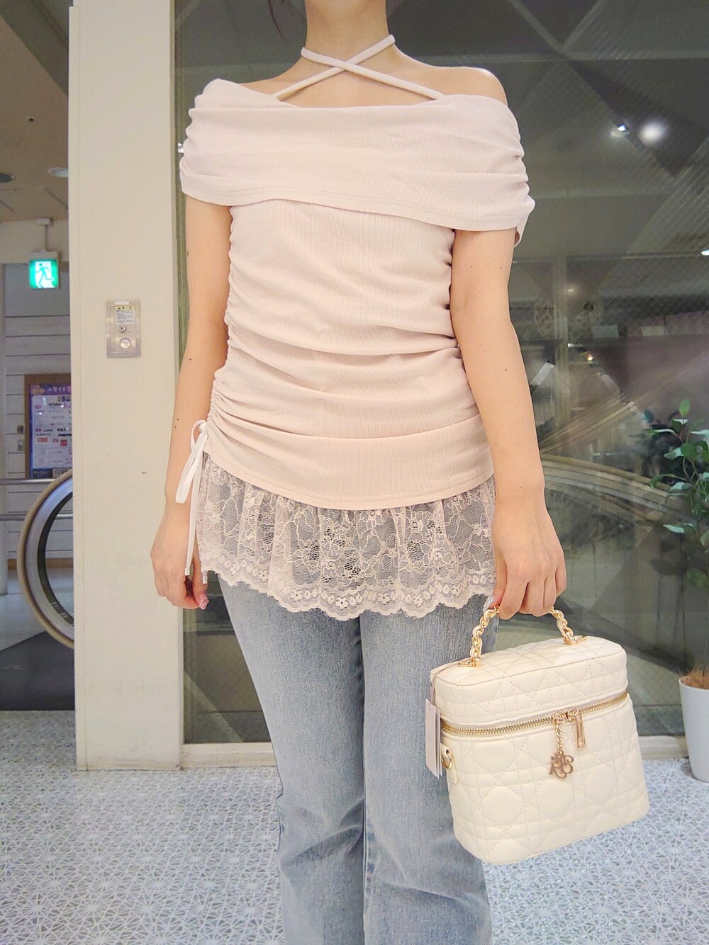 ピンク系のTシャツ/カットソー、ホワイト系のショルダーバッグ、ホワイト系のサンダルを着用したレディースの夏コーディネートの3枚目の写真