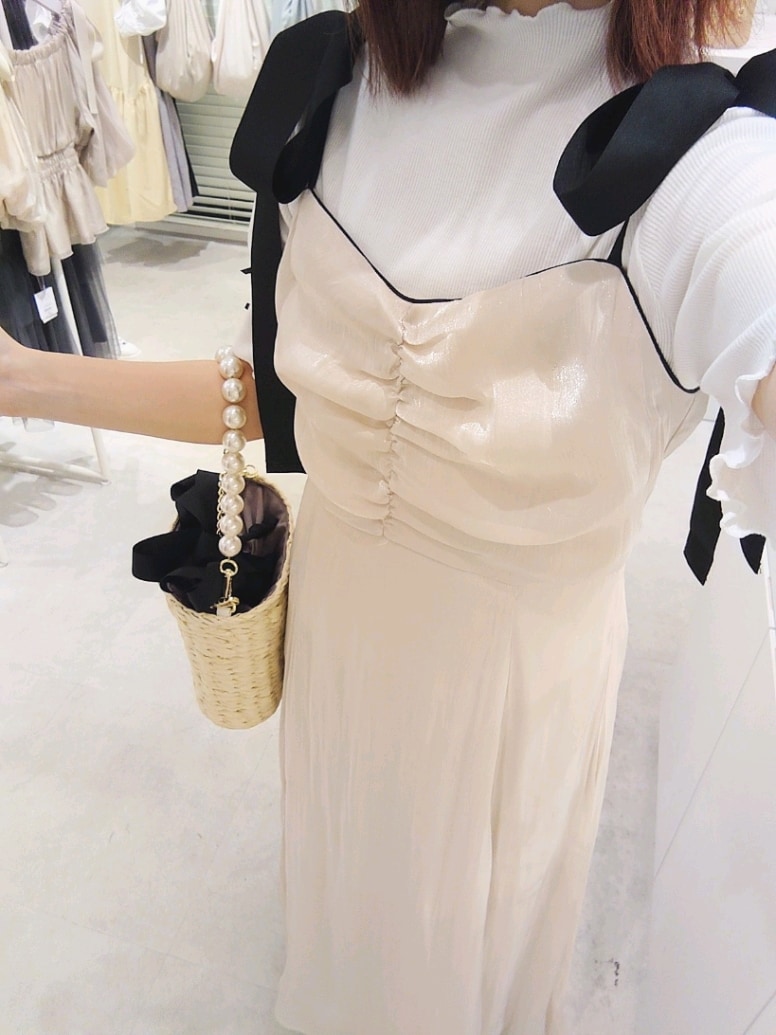 ホワイト系のTシャツ/カットソー、ベージュ系のワンピース、ブラック系のかごバッグを着用したレディースの春コーディネートの2枚目の写真