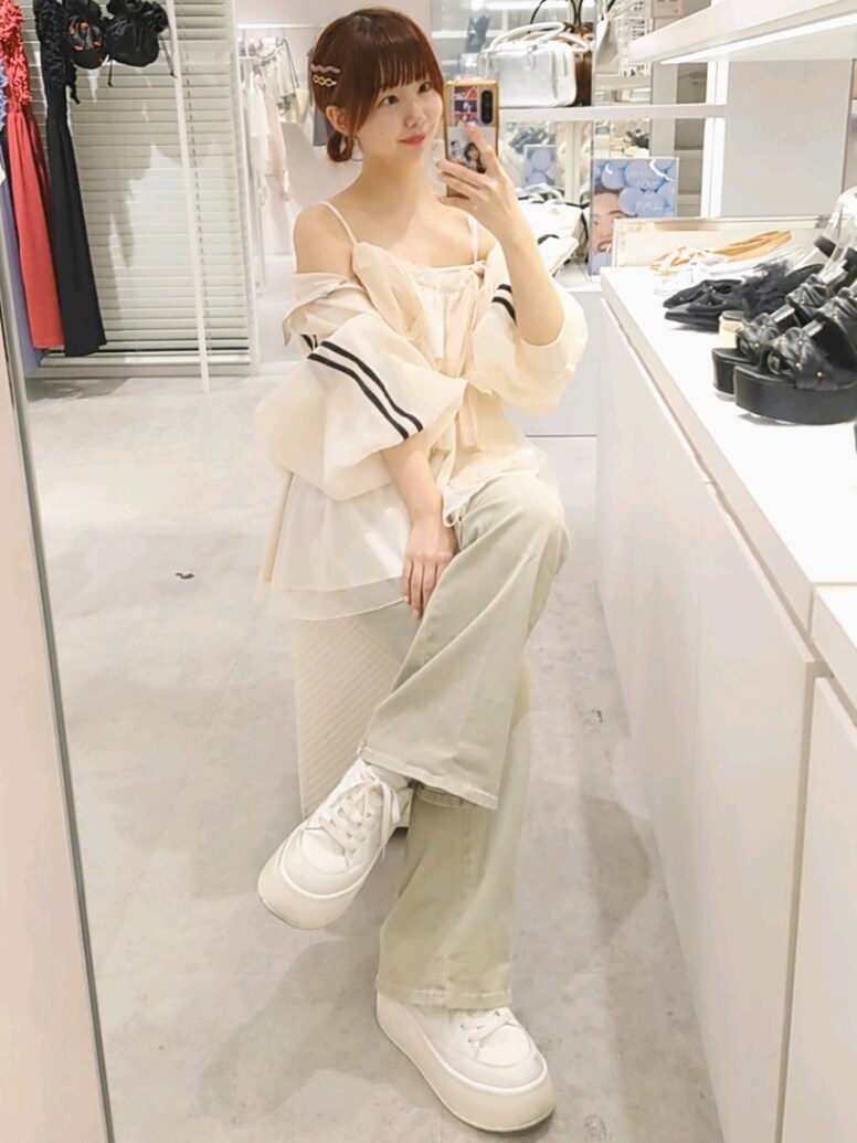 ホワイト系のキャミソール、ホワイト系のブルゾン、シルバー系のボストンバッグを着用したレディースの夏コーディネートの4枚目の写真