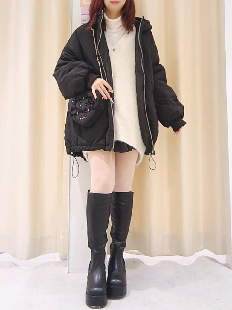 ブラック系のブルゾン、ホワイト系のカーディガン/ボレロ、ブラック系のショルダーバッグを着用したレディースの冬コーディネートの4枚目の写真