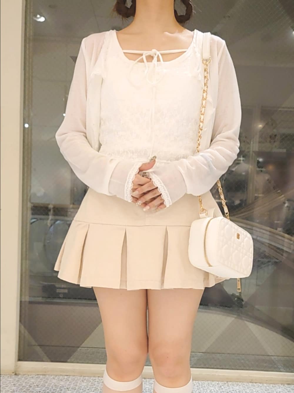 ホワイト系のカーディガン/ボレロ、ホワイト系のキャミソール、ホワイト系のスカートを着用したレディースの夏コーディネートの2枚目の写真