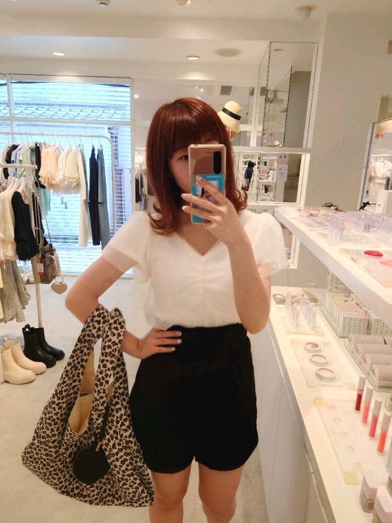 ホワイト系のニット/セーター、ブラック系のその他パンツ、その他のショルダーバッグを着用したレディースの夏コーディネートの2枚目の写真