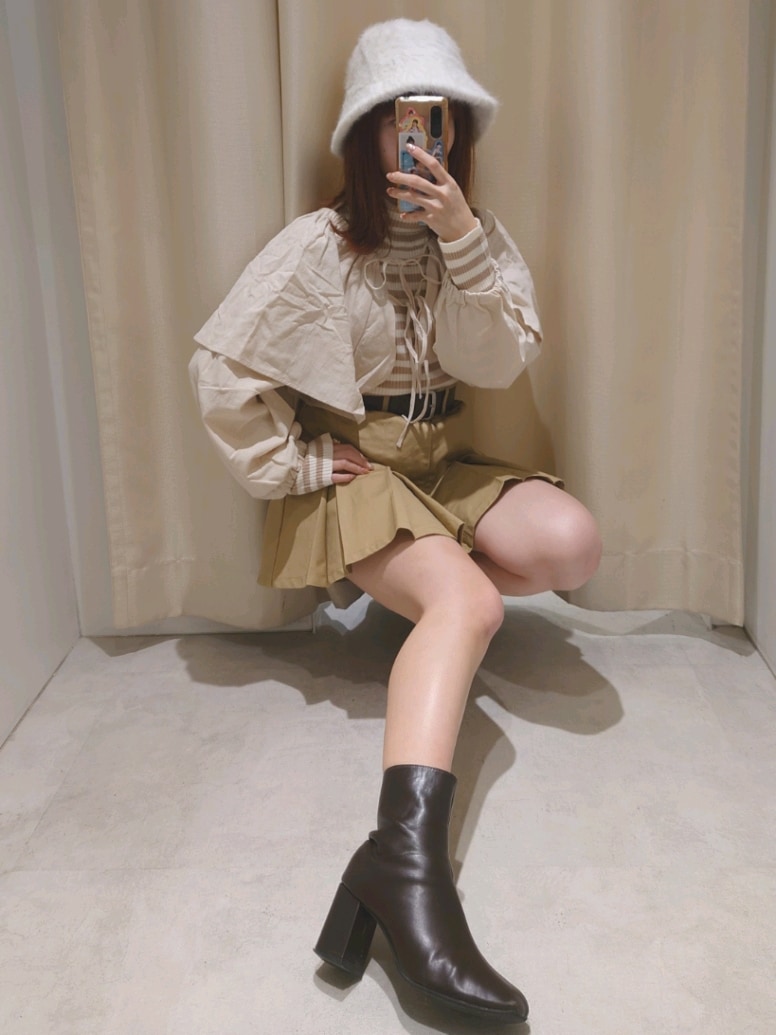 「ナイスクラップ、nice claup、one after another NICE CLAUP、骨格ウェーブ、イエベ春、ブルベ夏、低身長、低身長コーデ、152cm、レイヤードスタイル、きれいめカジュアル、秋冬コーデ、オトナカワイイ、ショートブーツ、カジュアル」|「one after another NICE CLAUPのハイネックニット+ボレロセット(アンサンブル、ホワイト系)」を使った、ばらさん(レディース・152cm)の秋コーディネートの2枚目の写真