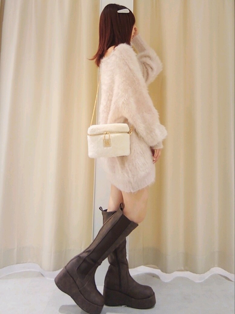 「ナイスクラップ、nice claup、one after another NICE CLAUP、骨格ウェーブ、イエベ春、低身長、152cm、冬コーデ、お出かけコーデ、ワンピース、韓国ファッション、ブーツ、ニット、テーマパークコーデ、ピンク」｜「one after another NICE CLAUPのラメシャギーニットチュニック（ニット/セーター、ピンク系）」を使った、ばらさん（レディース・152cm）の秋コーディネートの4枚目の写真