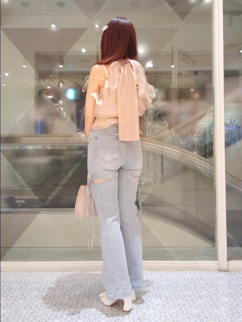 ベージュ系のシャツ/ブラウス、ブルー系のデニムパンツ、ベージュ系のトートバッグを着用したレディースの夏コーディネートの2枚目の写真