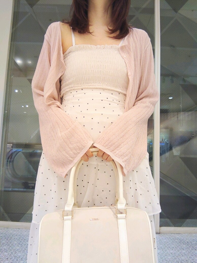 ピンク系のカーディガン/ボレロ、ホワイト系のキャミソール、ホワイト系のスカートを着用したレディースの春コーディネートの2枚目の写真