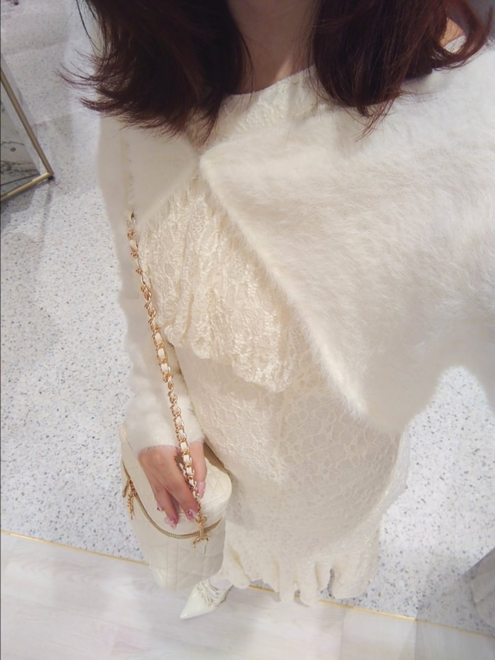 ベージュ系のワンピース、ホワイト系のショルダーバッグ、ホワイト系のパンプスを着用したレディースの秋コーディネートの2枚目の写真