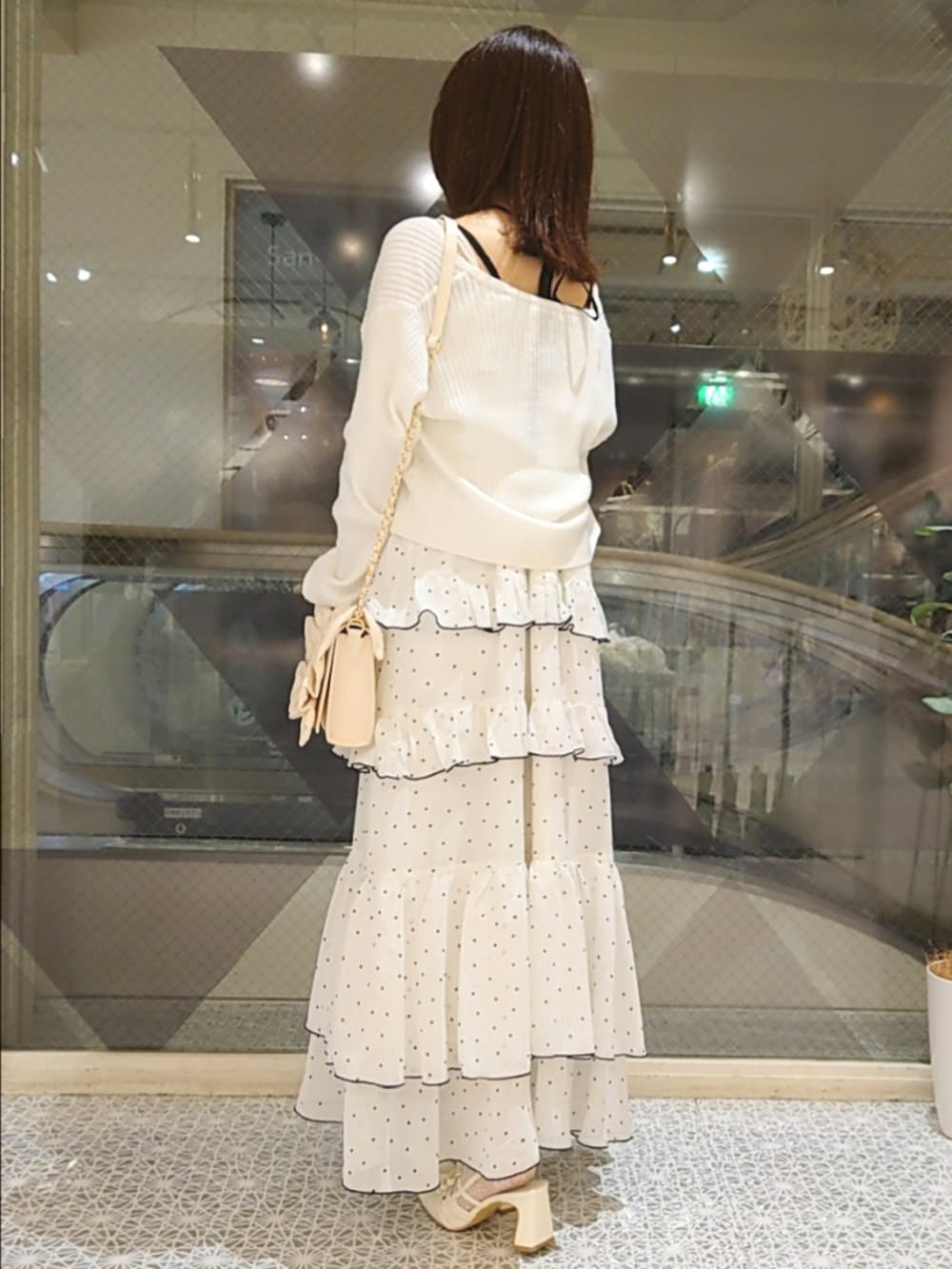 ホワイト系のカーディガン/ボレロ、その他のワンピース、ホワイト系のショルダーバッグを着用したレディースの秋コーディネートの3枚目の写真