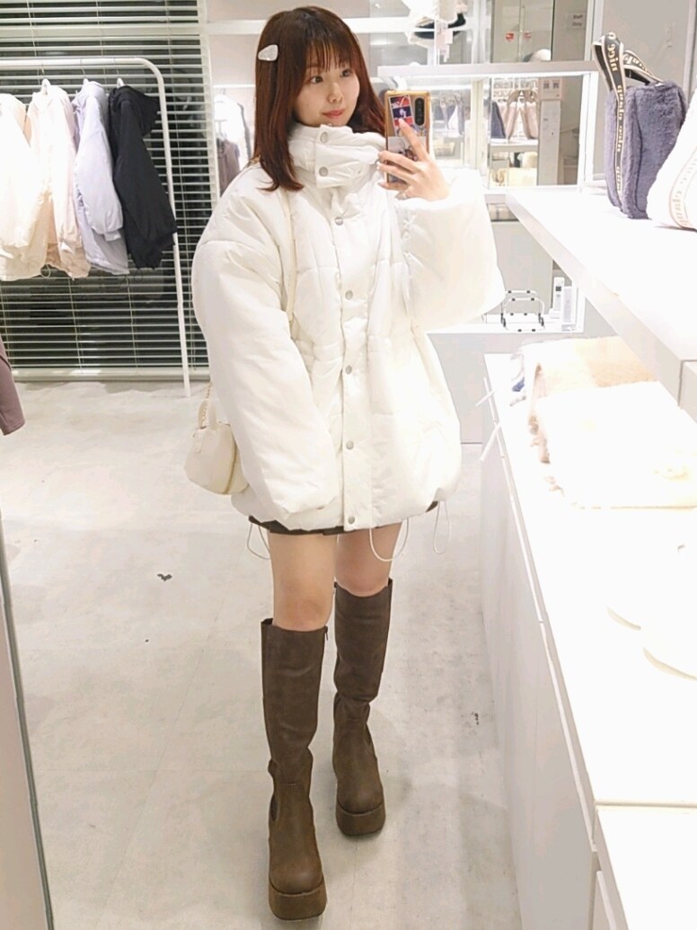 「ナイスクラップ、nice claup、one after another NICE CLAUP、骨格ウェーブ、イエベ春、低身長、152cm、淡色コーデ、冬コーデ、お出かけコーデ、冬アウター、韓国ファッション、ダウンジャケット、ブーツ、ボストンバッグ」|「one after another NICE CLAUPのウェストマークミドルフェイクダウンジャケット(ダウンジャケット/コート、ホワイト系)」を使った、ばらさん(レディース・152cm)の秋コーディネートの6枚目の写真