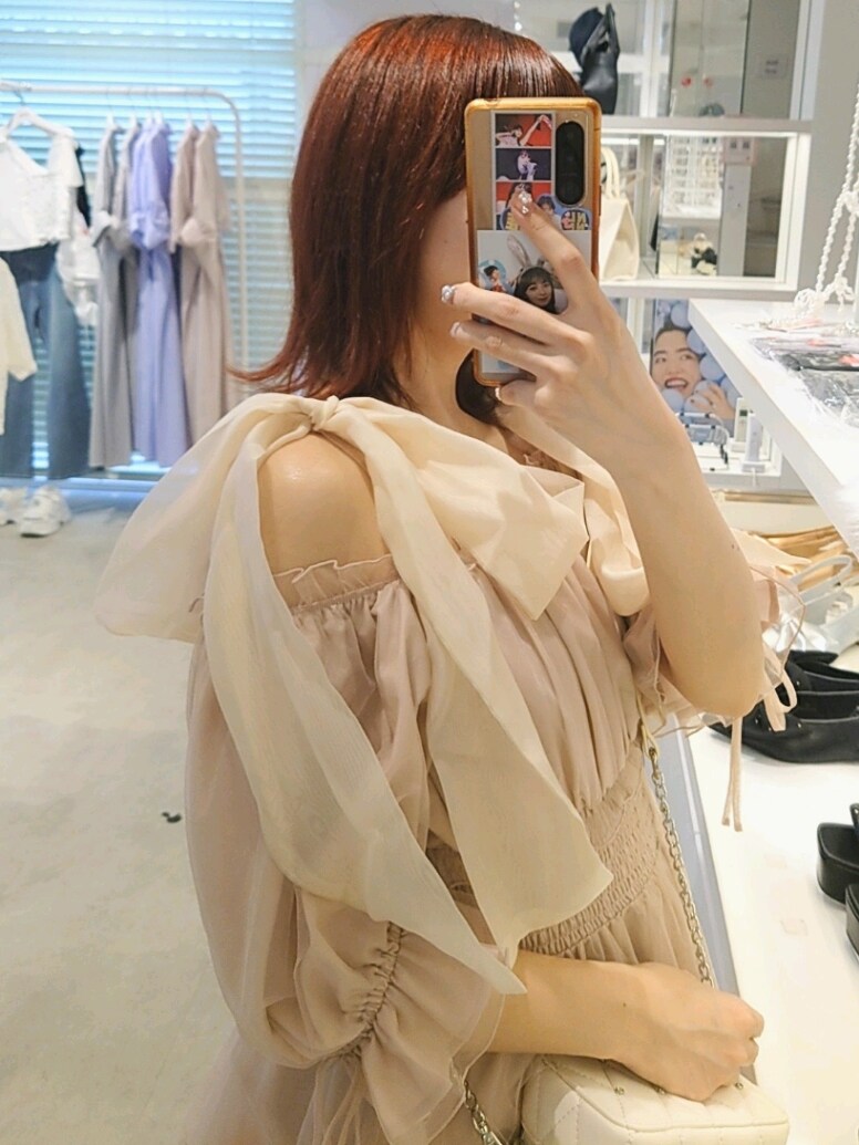 ピンク系のシャツ/ブラウス、ホワイト系のショルダーバッグ、ホワイト系のスニーカーを着用したレディースの夏コーディネートの4枚目の写真