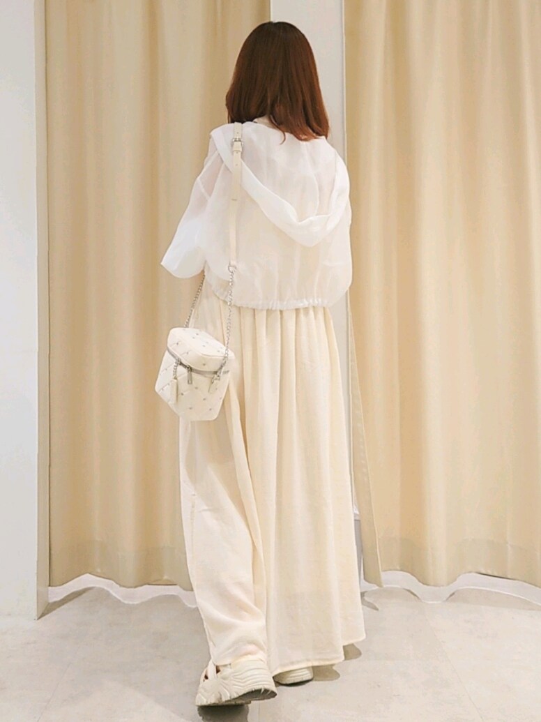 「ナイスクラップ、nice claup、one after another NICE CLAUP、骨格ウェーブ、イエベ春、ブルベ夏、低身長、152cm、お出かけコーデ、キャミワンピ、サンダル、淡色コーデ、厚底シューズ、休日スタイル、ワントーンコーデ」|「one after another NICE CLAUPの新色追加/シアーボリュームショートマウンテンパーカー(マウンテンパーカー、ホワイト系)」を使った、ばらさん(レディース・152cm)の夏コーディネートの3枚目の写真