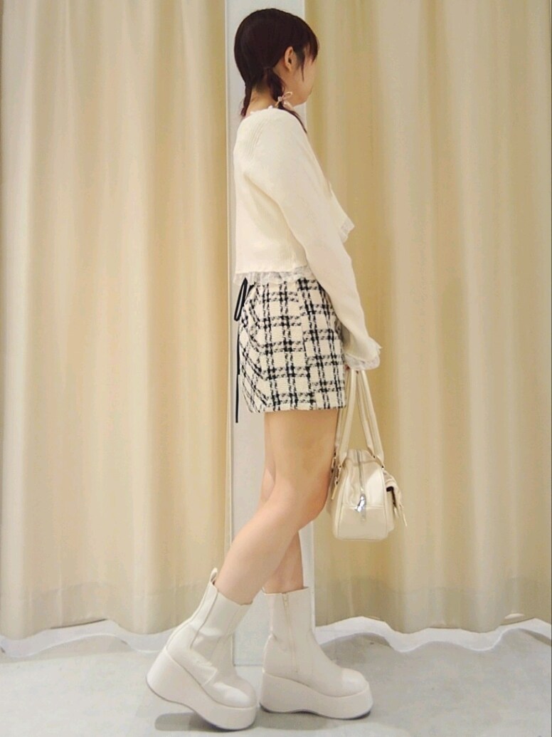 「ナイスクラップ、nice claup、one after another NICE CLAUP、骨格ウェーブ、イエベ春、低身長、152cm、チェック、カーディガン、テーマパークコーデ、お出かけコーデ、秋コーデ、モノトーン、ブーツ、淡色コーデ」|「one after another NICE CLAUPのレースボレロカーディガン(カーディガン/ボレロ、ホワイト系)」を使った、ばらさん(レディース・152cm)の秋コーディネートの5枚目の写真