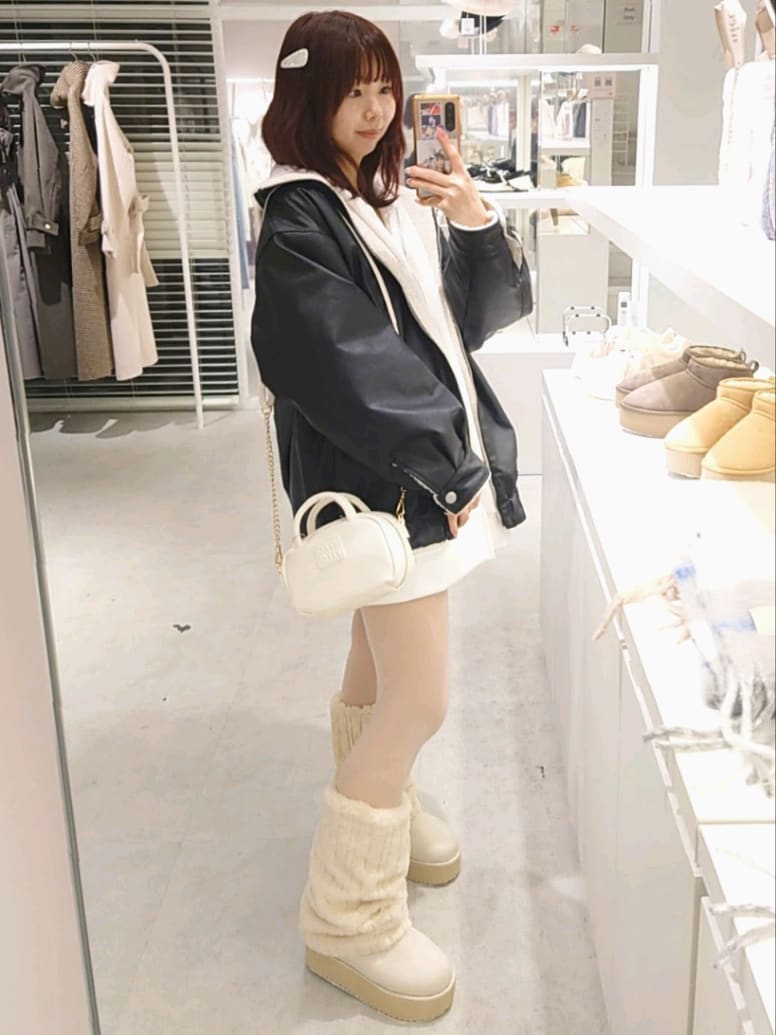 「ナイスクラップ、nice claup、one after another NICE CLAUP、骨格ウェーブ、イエベ春、低身長、152cm、テーマパークコーデ、セットアップ、マイベストコーデ2024、休日スタイル、ムートンブーツ、ショルダーバッグ、スウェット、モノトーン」｜「one after another NICE CLAUPのリバーシブルで着られる/オーバーサイズ合皮ボアジャケット（ブルゾン、ブラック系）」を使った、ばらさん（レディース・152cm）の冬コーディネートの2枚目の写真