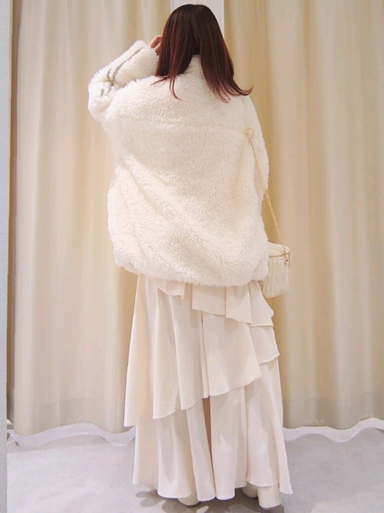 ホワイト系のブルゾン、ホワイト系のスカート、ホワイト系のショルダーバッグを着用したレディースの冬コーディネートの5枚目の写真