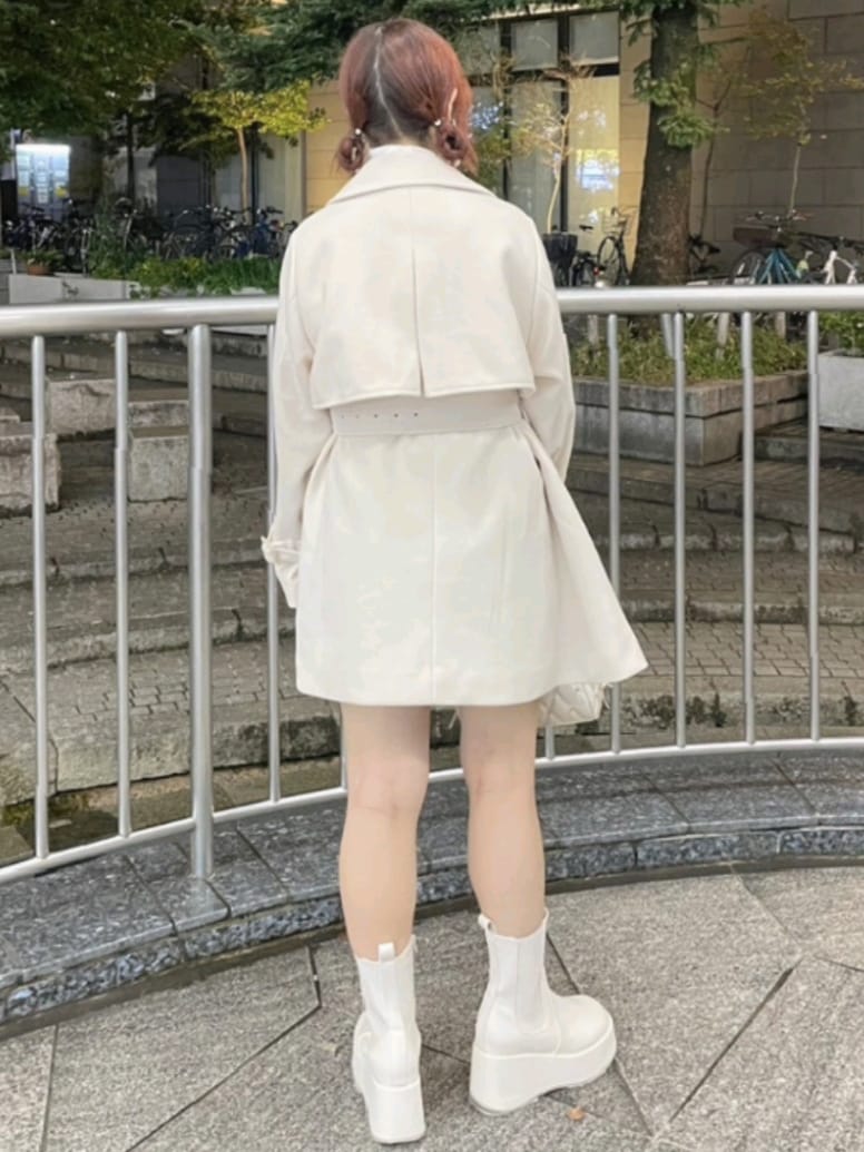 ホワイト系のチェスターコート、ブラウン系のチェスターコート、ホワイト系のTシャツ/カットソーを着用したレディースの秋コーディネートの5枚目の写真