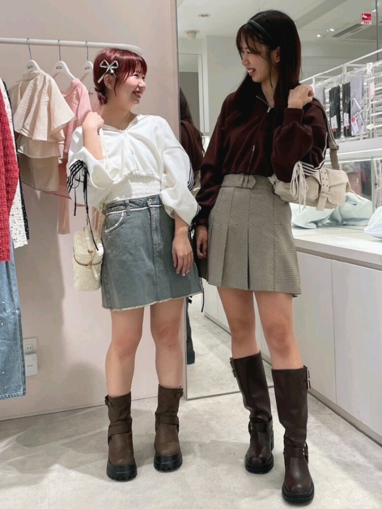 ホワイト系のパーカー、ホワイト系のキャミソール、ブルー系のスカートを着用したレディースの夏コーディネートの5枚目の写真