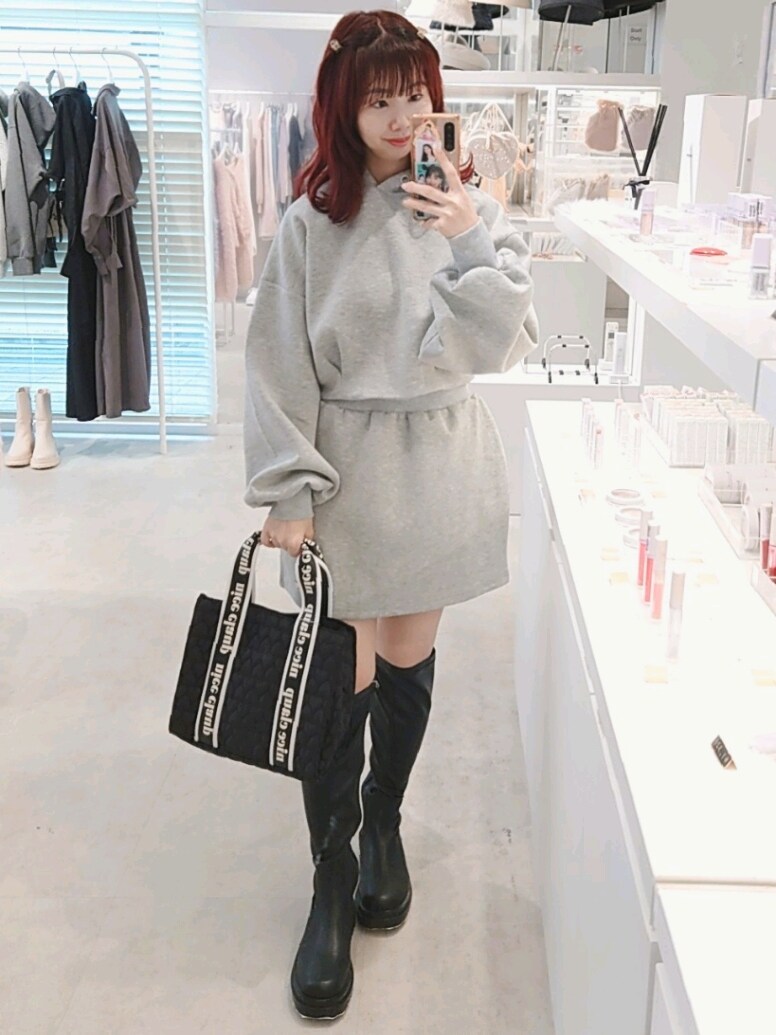 ブラック系のダウンベスト、グレー系のワンピース/ドレス、ブラック系のトートバッグを着用したレディースの秋コーディネートの3枚目の写真