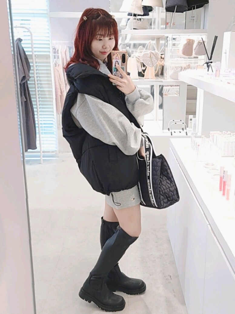 ブラック系のダウンベスト、グレー系のワンピース/ドレス、ブラック系のトートバッグを着用したレディースの秋コーディネートの2枚目の写真