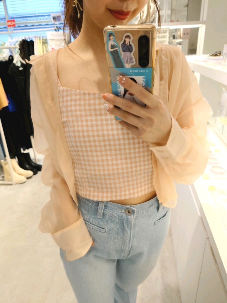 ピンク系のシャツ/ブラウス、ブルー系のデニムパンツ、ブラウン系のサンダルを着用したレディースの夏コーディネートの2枚目の写真