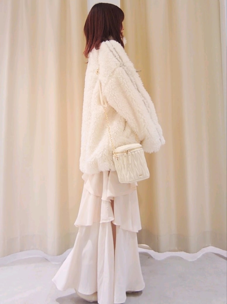 ホワイト系のブルゾン、ホワイト系のスカート、ホワイト系のショルダーバッグを着用したレディースの冬コーディネートの4枚目の写真