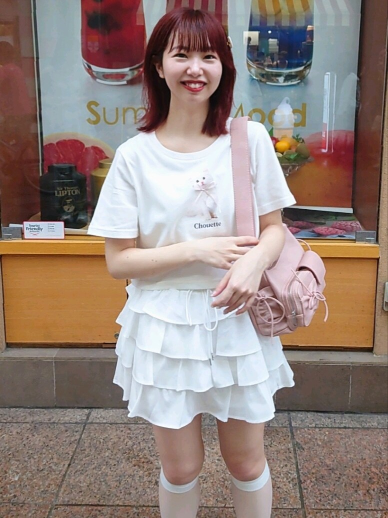 ホワイト系のTシャツ/カットソー、ホワイト系のスカート、ピンク系のショルダーバッグを着用したレディースの夏コーディネートの2枚目の写真